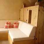 דירה Turm Zu Schloss Schedling טרוסטברג אן דר אלץ